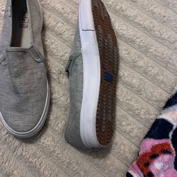 Like new women’s grey keds 8.5 wide - Picture 2 of 3